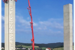 Автобетононасос подает бетон на высоту 60 м