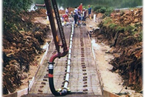 Проведение бетонных работ при помощи бетононасоса с подсоединенной к нему стрелой и бетоноводами