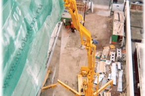 Проведение бетонных работ на высотном сооружении при помощи автобетононасоса
