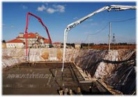 Бетононасос подаёт товарный бетон