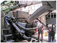 выгрузка бетона из бетоносмесителя в приемный бункер автобетононасоса