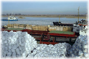 Цементники Якутии начали отгрузку цемента и другой продукции речным транспортом